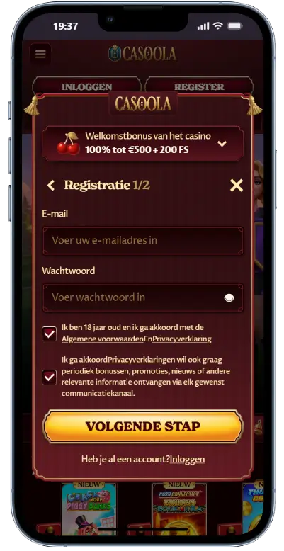 Casoola accountregistratie – eerste stap Casoola registratieformulier stap 1 van 2 op mobiel, met invulvelden voor e-mailadres en wachtwoord, twee aangevinkte toestemmingsvakjes en een gele knop 'Volgende stap'